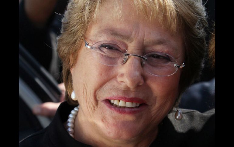 En las elecciones presidencial de Chile se enfrentarán la ex presidenta Bachelet y la ex ministra Evelyn Matthei. EFE /