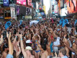 El ambiente veraniego que invade la Gran Manzana animó a muchos a quitarse la ropa. EFE /