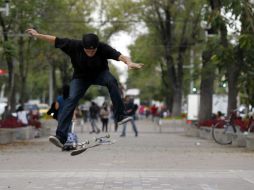 La policía tapatía indica que los jóvenes en patineta son retenidos cuando dañan el mobiliario urbano. ARCHIVO /