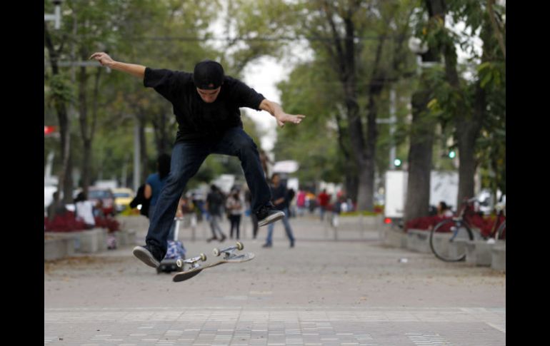 La policía tapatía indica que los jóvenes en patineta son retenidos cuando dañan el mobiliario urbano. ARCHIVO /