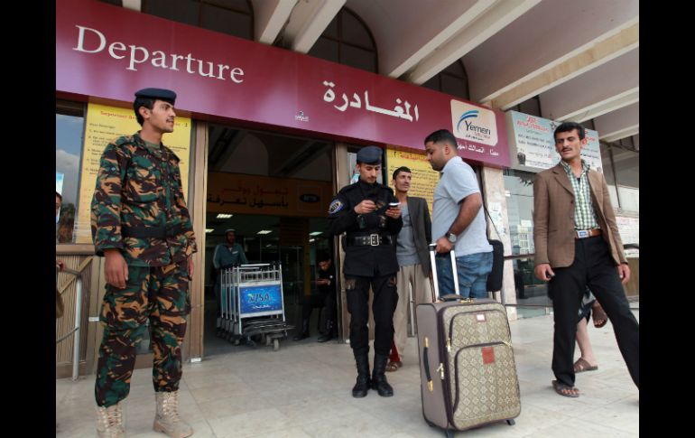 Autoridades de Yemen endurecen la seguridad en el aeropuerto para la salida de turistas tras las amenazas terroristas. AFP /