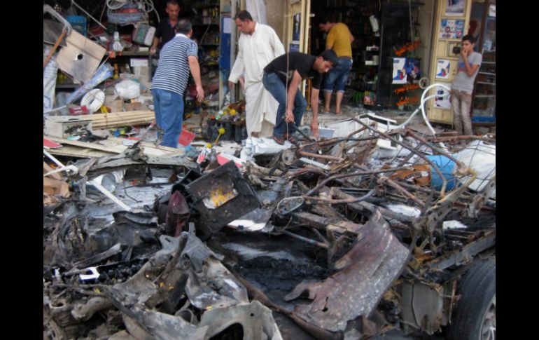 Al menos ocho coches bomba y varios artefactos explosivos estallan en diferentes barrios de la ciudad. AP /