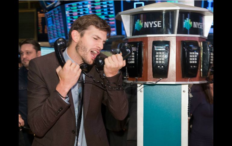 Ashton Kutcher no se resistió a imitar a los corredores de bolsa en el parqué neoyorquino. EFE /