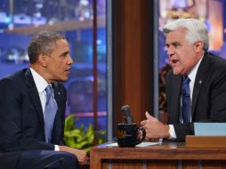 El presidente Obama (i) en entrevista con Jay Leno (d) en ''The Tonight Show''. AFP /