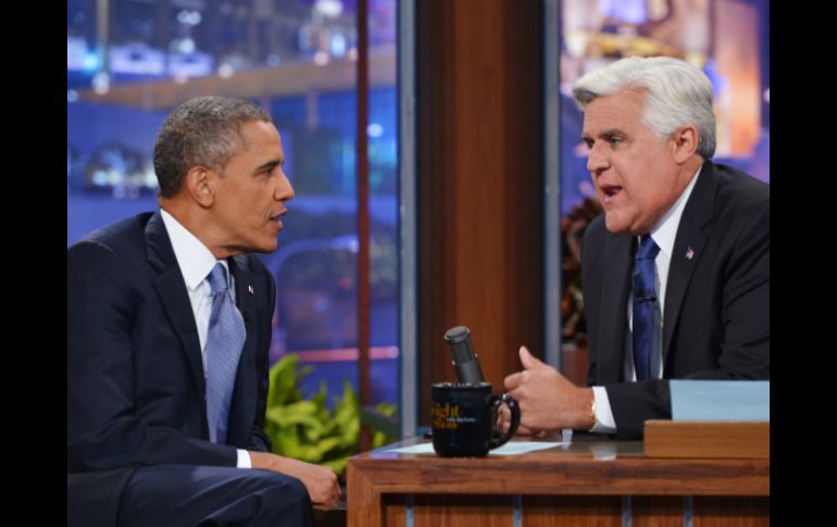 El presidente Obama (i) en entrevista con Jay Leno (d) en ''The Tonight Show''. AFP /