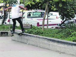 El argumento de quienes denuncian la práctica del 'skate' es que las llantas de las patinetas dañan las jardineras de la zona. EL INFORMADOR /