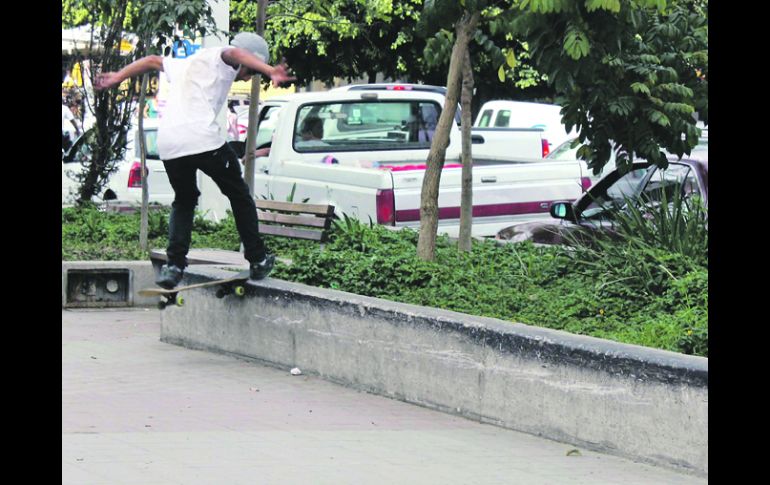 El argumento de quienes denuncian la práctica del 'skate' es que las llantas de las patinetas dañan las jardineras de la zona. EL INFORMADOR /