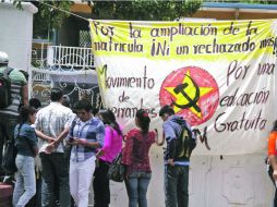 Integrantes de la Unión de la Juventud Revolucionaria de México (UJRM), tomaron las instalaciones de la UABJ, en Oaxaca. NTX /