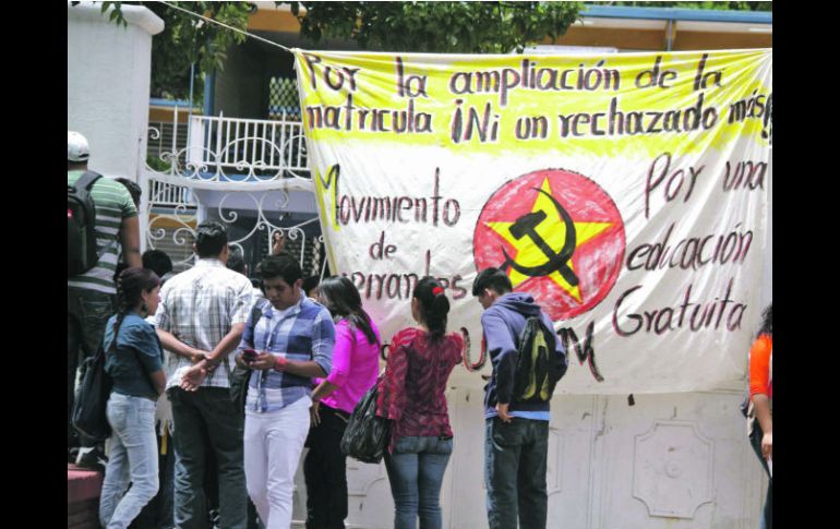 Integrantes de la Unión de la Juventud Revolucionaria de México (UJRM), tomaron las instalaciones de la UABJ, en Oaxaca. NTX /