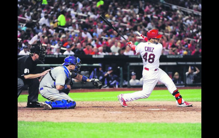 Tony Cruz conecta un imparable productor de una carrera, en el quinto episodio. AFP /