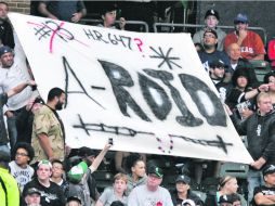 Aficionados de los Medias Blancas de Chicago recibieron a Álex Rodríguez con mantas en alusión a su supuesto dopaje. AP /