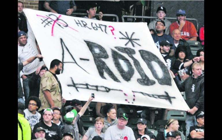 Aficionados de los Medias Blancas de Chicago recibieron a Álex Rodríguez con mantas en alusión a su supuesto dopaje. AP /