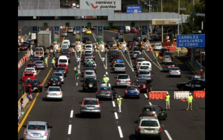 La SCT, a través de Capufe, acude a llamados de auxilio en carreteras, ofreciendo servicio mecánico, de grúas y orientación. ESPECIAL /