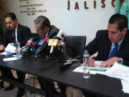 En la imagen, el secretario Mauricio Gudiño (centro) firma el convenio con la asociación.  /