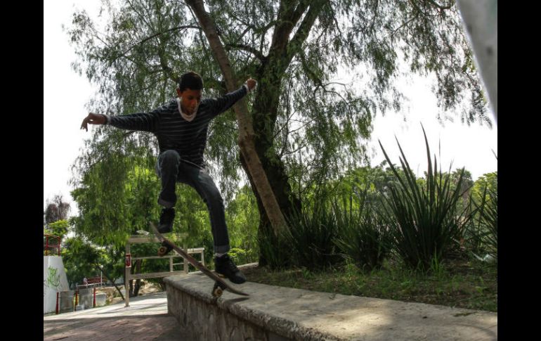 Chapultepec en la tarde es corredor de tribus urbanas. Entre ellas están los skatos, afirman.  /