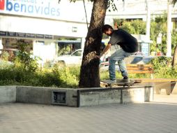 Policías de Guadalajara exhortan a ''skatos'' en el camellón a no hacer piruetas que afecten al mobiliario urbano.  /