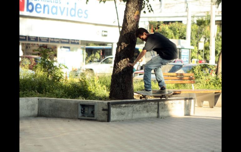 Policías de Guadalajara exhortan a ''skatos'' en el camellón a no hacer piruetas que afecten al mobiliario urbano.  /