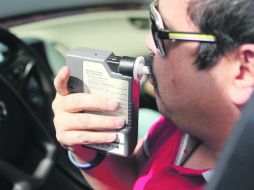 La nueva Ley de Movilidad pretende aumentar el control a los automovilistas para evitar que manejen después de haber bebido alcohol. EL INFORMADOR /