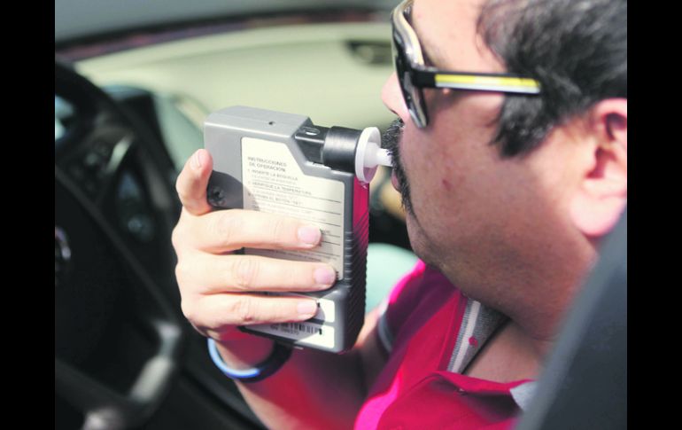 La nueva Ley de Movilidad pretende aumentar el control a los automovilistas para evitar que manejen después de haber bebido alcohol. EL INFORMADOR /