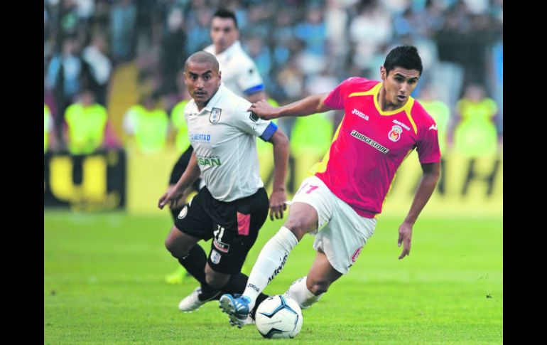 Marco Jiménez (izq) jugó los primeros 56 minutos en el partido de la fecha 1 contra Morelia. MEXSPORT /