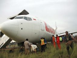 El incidente ocurre por la noche cuando el Boeing 737-800 aterrizaba en el aeropuerto de Jalaluddin, con 110 pasajeros. EFE /