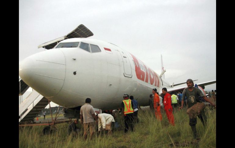 El incidente ocurre por la noche cuando el Boeing 737-800 aterrizaba en el aeropuerto de Jalaluddin, con 110 pasajeros. EFE /