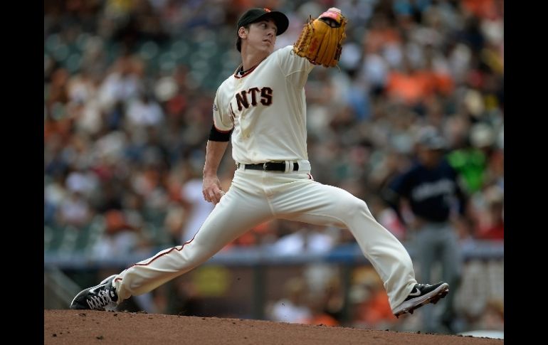 Tim Lincecum tuvo una gran actuación y sólo permitió un hit en ocho entradas completas. AFP /