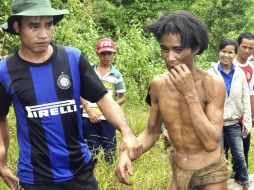 Ho Van Thanh y su hijo Ho Van Lang vivían un una cabaña de madera que habían construido en un árbol. EFE /