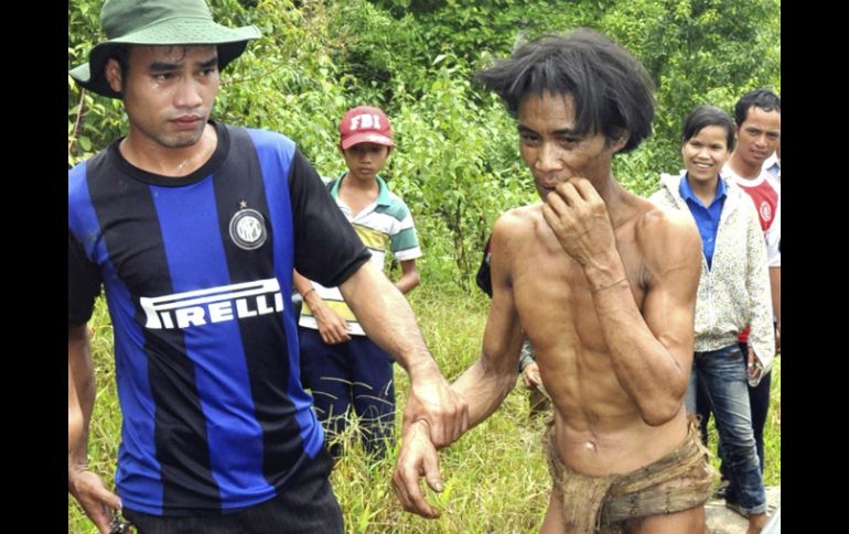 Ho Van Thanh y su hijo Ho Van Lang vivían un una cabaña de madera que habían construido en un árbol. EFE /