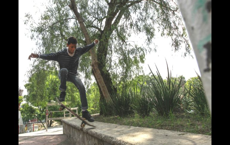 Algunos ciudadanos apoyan la adecuación de una zona especial para los skatos en Paseo Chapultepec. ARCHIVO /