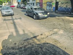 Colonia Santa Tere. En la calle Herrera y Cairo, entre Nicolás Romero y Chilardi, la cinta asfáltica luce destrozada en varios puntos. EL INFORMADOR /