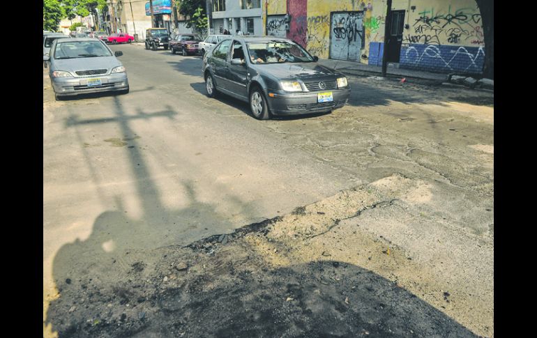 Colonia Santa Tere. En la calle Herrera y Cairo, entre Nicolás Romero y Chilardi, la cinta asfáltica luce destrozada en varios puntos. EL INFORMADOR /