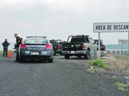 KILÓMETRO 17. Oficiales custodian uno de los ingresos a la fosa clandestina. EL INFORMADOR /