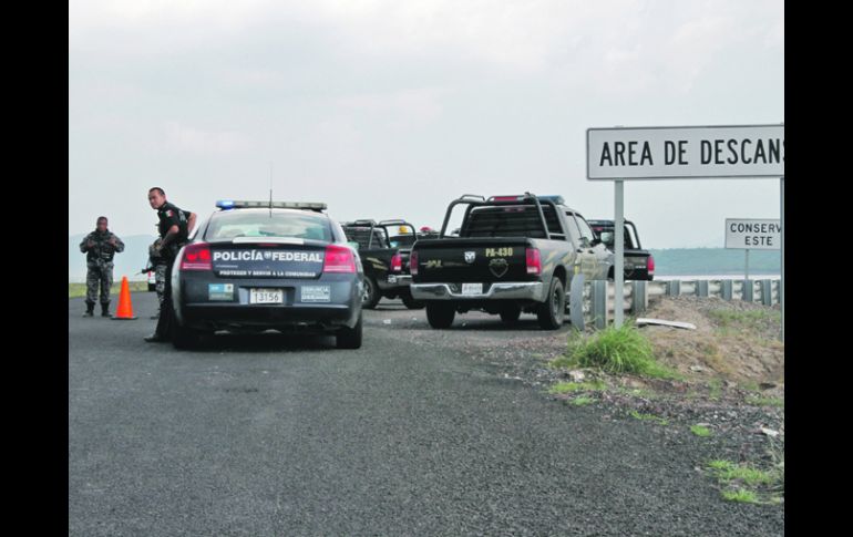 KILÓMETRO 17. Oficiales custodian uno de los ingresos a la fosa clandestina. EL INFORMADOR /