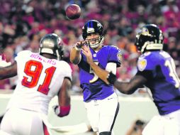 En ritmo. Joe Flacco ejecuta un pase durante el primer cuarto del juego. AP /