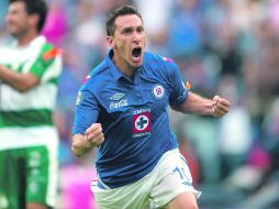 Christian Giménez, mediocampista nacido en Argentina tiene 32 años, llegó a México en 2004 y ha anotado 91 goles en 315 partidos. MEXSPORT /