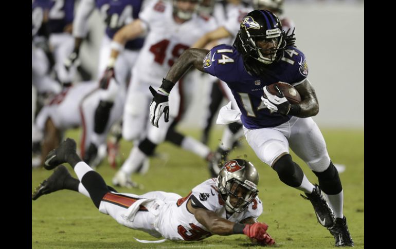 Marlon Brown de los Cuervos de Baltimore en el partido de ayer ante los Bucaneros de Tampa Bay. AP /