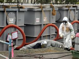 Tanques conteniendo agua radiactiva, son controlados por técnicos en las instalaciones de Fukushima. EFE /