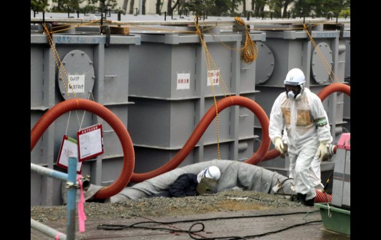 Tanques conteniendo agua radiactiva, son controlados por técnicos en las instalaciones de Fukushima. EFE /