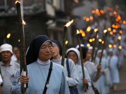 Un grupo de monjas sostiene antorchas durante una procesión en la Catedral Urakami, en Nagasaki. EFE /