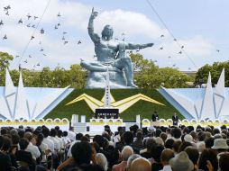 Palomas vuelan durante la ceremonia que marca el 68 aniversario de la explosión de la bomba nuclear en Nagasaki. ARCHIVO /