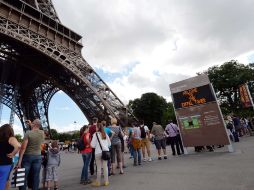 Turistas hacen fila para visitar la torre Eiffel tras su reapertura al público. AFP /