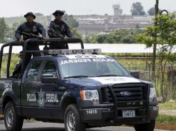 La Policía Federal patrulla las afueras del penal de Puente Grande en Zapotlanejo. AFP /