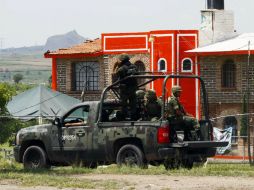 Elementos de la Policía Armada patrullan las inmediaciones del penal de Puente Grande. AFP /