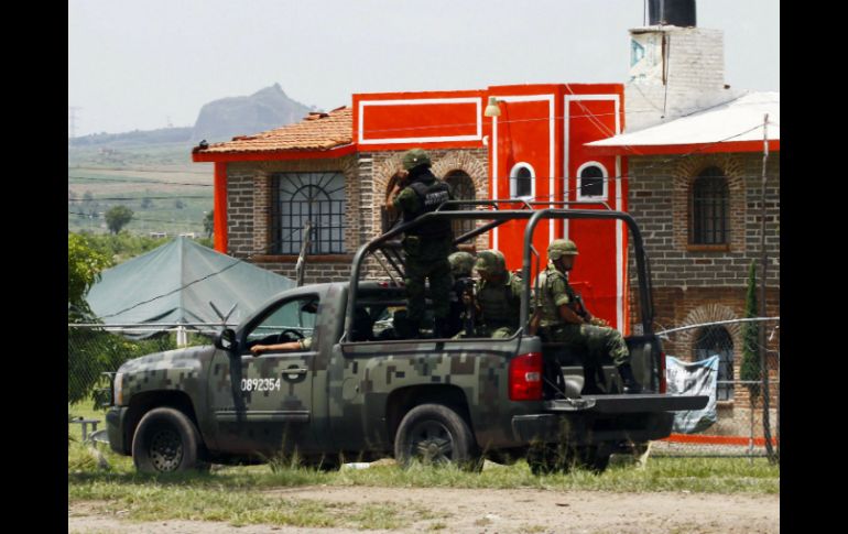 Elementos de la Policía Armada patrullan las inmediaciones del penal de Puente Grande. AFP /