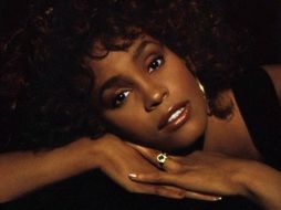 Whitney Houston incursionó en el cine en 1992 junto con Kevin Costner en ''El guardaespaldas''. ARCHIVO /