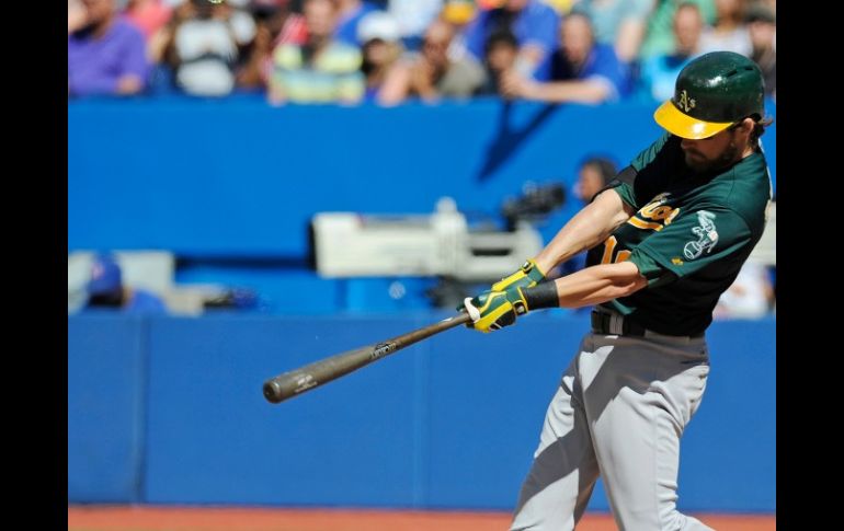 Josh Reddick conectó dos jonrones, pero no fue suficiente para evitar la derrota de su equipo ante los Azulejos de Toronto. AFP /