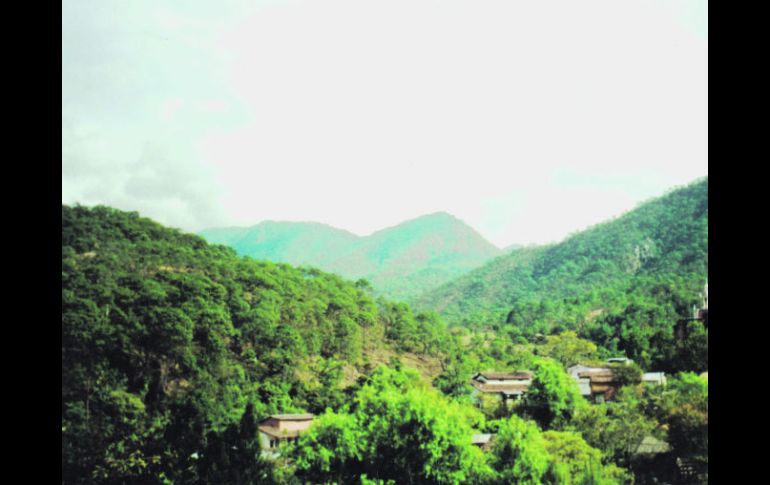 El pueblo de Cuale acurrucado entre los cerros de la Cumbre Blanca, en donde nacen las aguas del río que llega a Puerto Vallarta. ESPECIAL /