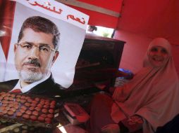 Una simpatizante del depuesto presidente Mohamed Mursi prepara pasteles en una tienda de campaña cerca de la mezquita de Rabea. EFE /