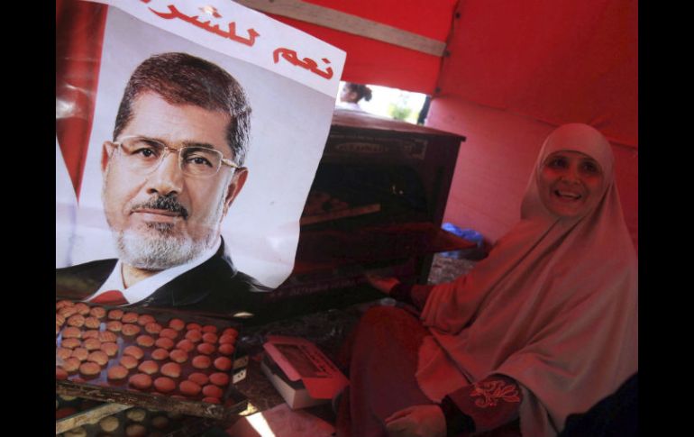 Una simpatizante del depuesto presidente Mohamed Mursi prepara pasteles en una tienda de campaña cerca de la mezquita de Rabea. EFE /